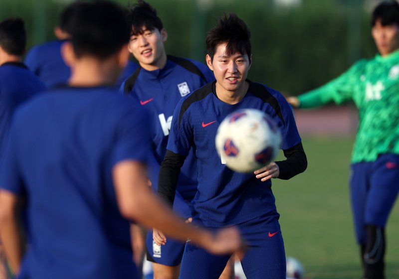 [쿠웨이트시티(쿠웨이트)=뉴시스] 이영환 기자 = 축구 대표팀 이강인이 지난 16일 오후(현지시각) 쿠웨이트 자베르 알아흐마드 국제경기장 인근 보조구장에서 훈련을 하고 있다. 2024.11.16. 20hwan@newsis.com