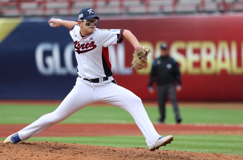 18일(현지시간) 오후 대만 타이베이시 톈무 야구장에서 열린 2024 WBSC 프리미어12 B조 예선 대한민국과 호주의 경기, 8회초 마운드에 오른 대한민국 김서현이 투구하고 있다. 2024.11.18/뉴스1 ⓒ News1 장수영 기자