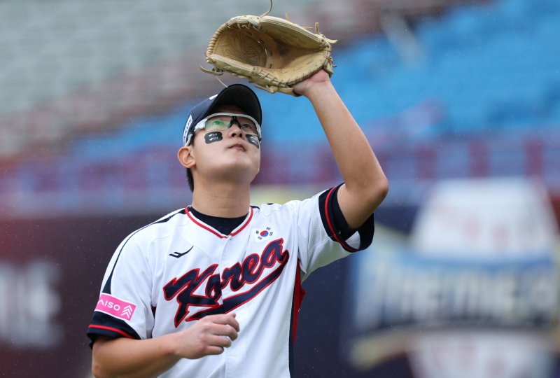 18일(현지시간) 오후 대만 타이베이시 톈무 야구장에서 열린 2024 WBSC 프리미어12 B조 예선 대한민국과 호주의 경기, 8회초 마운드에 오른 대한민국 김서현이 무실점 투구를 마친 뒤 세리머니하고 있다. 2024.11.18/뉴스1 ⓒ News1 장수영 기자