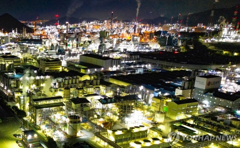 여수산단 야경 (여수=연합뉴스) 백승렬 기자 = 6일 전남 여수시 여수산단 야경. 2023.12.6 srbaek@yna.co.kr (끝)