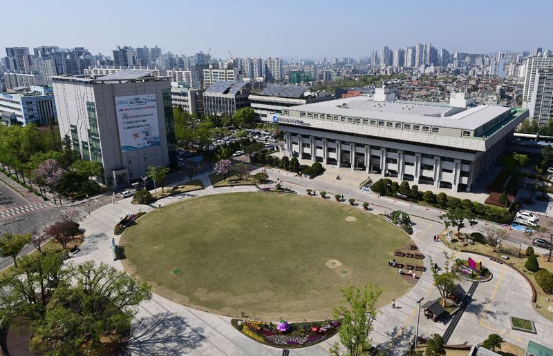 인천시가 가수와 개그맨 등 유명 연예인의 저작권 신탁수익금을 압류해 체납 세금을 징수했다. 사진은 인천시청 전경. 인천시 제공.