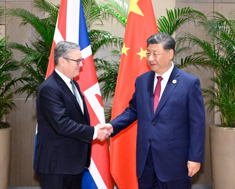 주요 20개국(G20) 정상회의가 열린 브라질 리우데자네이루에서 시진핑 중국 국가주석(오른쪽)과 키어 스타머 영국 총리가 19일 회담에 앞서 악수하고 있다. 뉴시스