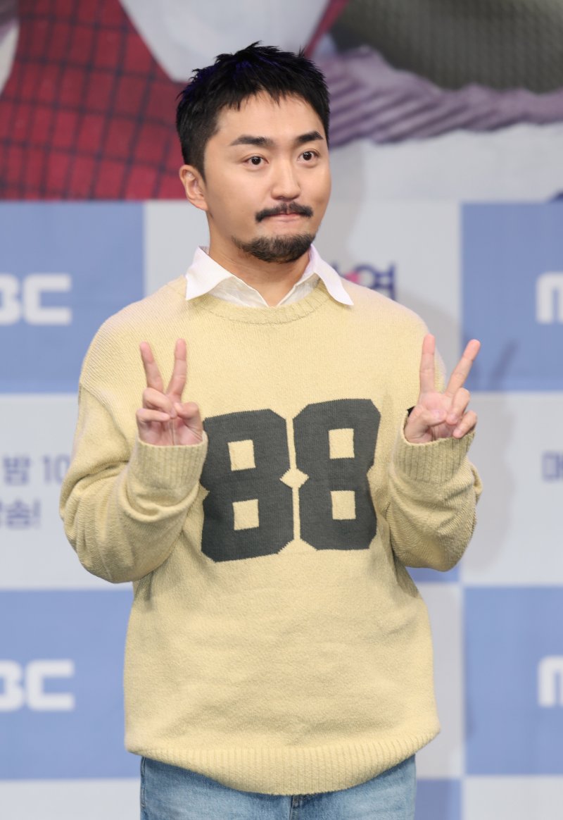 [서울=뉴시스] 김근수 기자 = 방송인 유병재가 5일 서울 마포구 상암 MBC 골든마우스홀에서 열린 MBC 신규 예능 솔로동창회 학연 제작발표회에서 포즈를 취하고 있다. 2023.12.05. ks@newsis.com