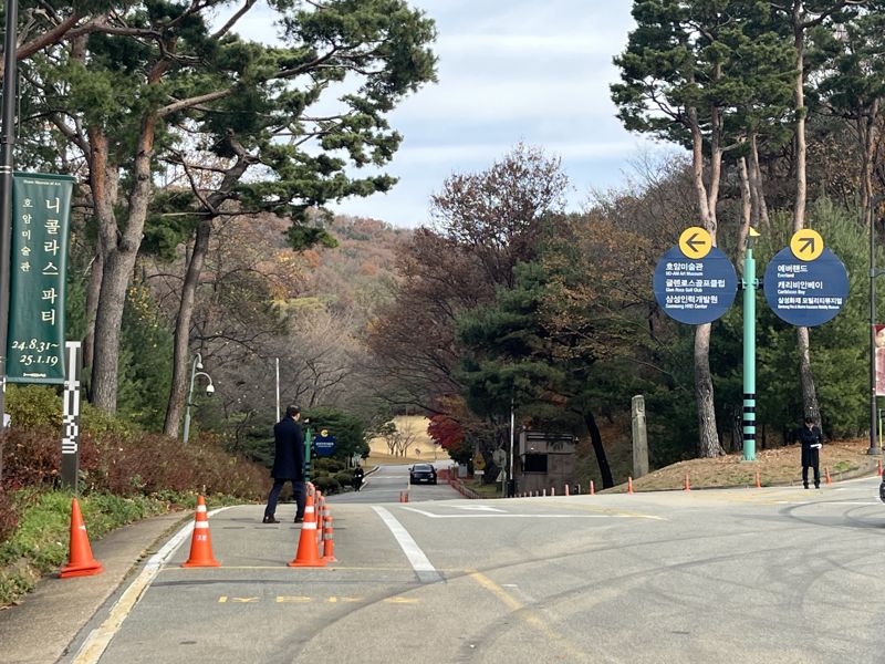 호암 이병철 삼성 창업회장의 37주기 추도식이 열린 19일 오전 경기도 용인 호암미술관 인근 선영에 차량이 오가고 있다. 사진=임수빈 기자