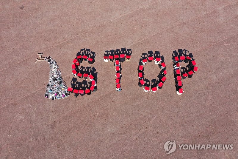 환경운동연합, 국제 플라스틱 협약 촉구 환경운동연합, 국제 플라스틱 협약 촉구 (서울=연합뉴스) 환경운동연합 관계자들이 26일 오전 서울 여의도 한강공원에서 '강력한 국제 플라스틱 협약'을 촉구하는 '휴먼 사인(Human Sign)' 퍼포먼스를 펼치고 있다. 2024.10.26 [환경연합운동 제공. 재판매 및 DB 금지] photo@yna.co.kr (끝)