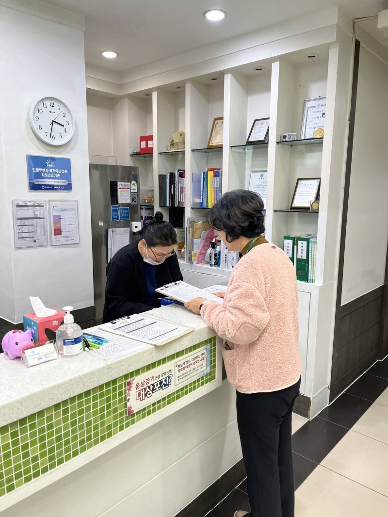 [양양=뉴시스] 양양군이 의약업소 등을 대상으로 현장접검에 나서고 있는 모습. (사진=양양군 제공). photo@newsis.com *재판매 및 DB 금지