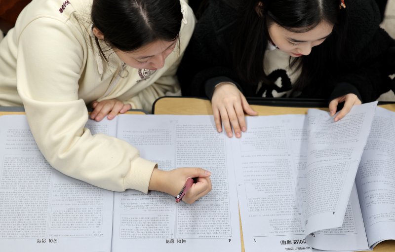 지난 15일 대구 수성구 정화여자고등학교 3학년 교실에서 수험생들이 전날 치른 2025학년도 대학수학능력시험 가채점을 하고 있다./사진=뉴시스