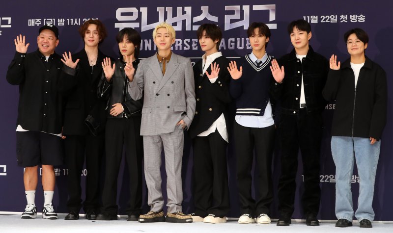 [서울=뉴시스] 김혜진 기자 = 이환진PD(왼쪽부터), 가수 유겸, 엘 케피탄, 박재범, 그룹 웨이션브이 양양, 텐, 이창섭, 유화PD가 19일 오전 서울 양천구 목동 SBS 사옥에서 진행된 SBS 글로벌 보이그룹 오디션 프로그램 '유니버스 리그' 제작발표회에서 포즈를 취하고 있다.'유니버스 리그'는 단 하나의 프리즘 컵을 차지하기 위해 경쟁하는 리그전 형식의 오디션. 프로그램은 실제 스포츠 경기처럼 진행된다. 세 구단을 이끄는 감독들이 드래프트를 통해 선수를 선발하고 경쟁한다. 2024.11.19. jini@newsis.com