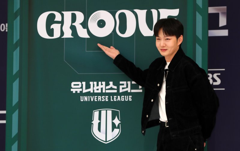 [서울=뉴시스] 김혜진 기자 = 가수 이창섭이 19일 오전 서울 양천구 목동 SBS 사옥에서 진행된 SBS 글로벌 보이그룹 오디션 프로그램 '유니버스 리그' 제작발표회에서 포즈를 취하고 있다.'유니버스 리그'는 단 하나의 프리즘 컵을 차지하기 위해 경쟁하는 리그전 형식의 오디션. 프로그램은 실제 스포츠 경기처럼 진행된다. 세 구단을 이끄는 감독들이 드래프트를 통해 선수를 선발하고 경쟁한다. 2024.11.19. jini@newsis.com