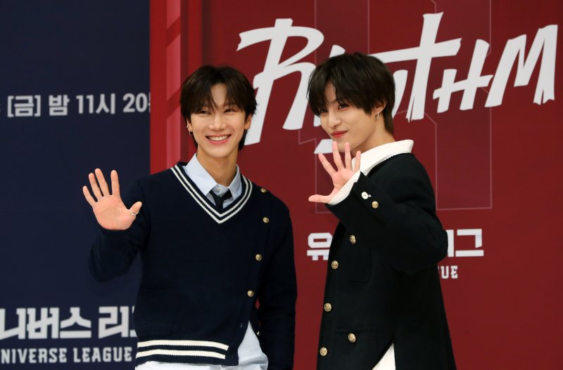 [서울=뉴시스] 김혜진 기자 = 그룹 웨이션브이 텐(왼쪽), 양양이 19일 오전 서울 양천구 목동 SBS 사옥에서 진행된 SBS 글로벌 보이그룹 오디션 프로그램 '유니버스 리그' 제작발표회에서 포즈를 취하고 있다.'유니버스 리그'는 단 하나의 프리즘 컵을 차지하기 위해 경쟁하는 리그전 형식의 오디션. 프로그램은 실제 스포츠 경기처럼 진행된다. 세 구단을 이끄는 감독들이 드래프트를 통해 선수를 선발하고 경쟁한다. 2024.11.19. jini@newsis.com