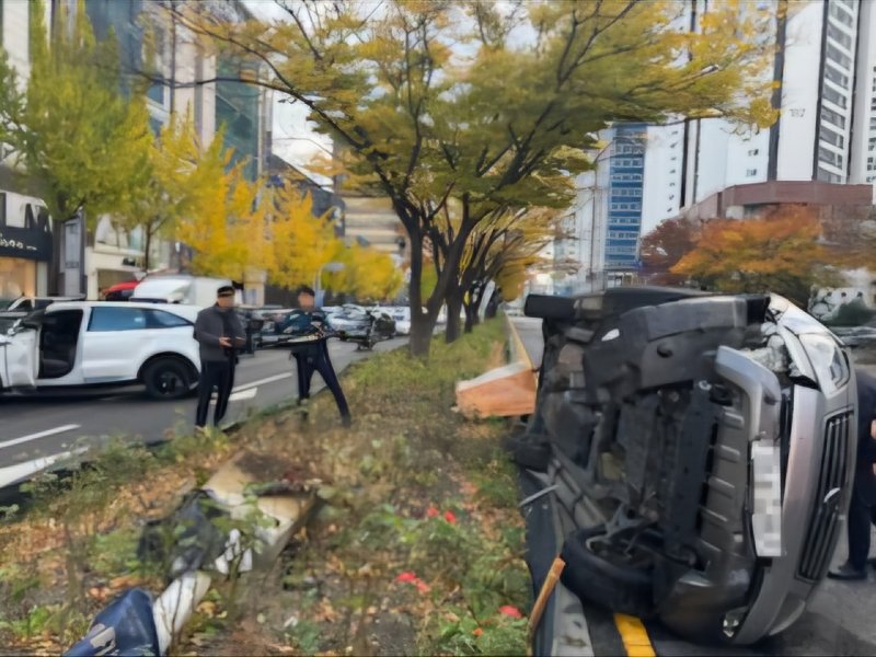 19일 울산에서 70대가 운전하던 SUV가 추돌 사고를 일으킨 뒤 반대편 차로로 넘어져 있다. 동승자인 80대가 경상을 입고 병원으로 옮겨졌다. 울산경찰청 제공