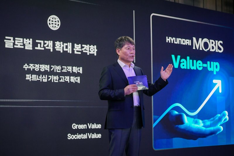 이규석 현대모비스 사장이 여의도 페어몬트 호텔에서 열린 '2024 CEO 인베스터 데이' 발표자로 나서 사업 방향성과 전략을 발표하고 있다.(현대모비스 제공)