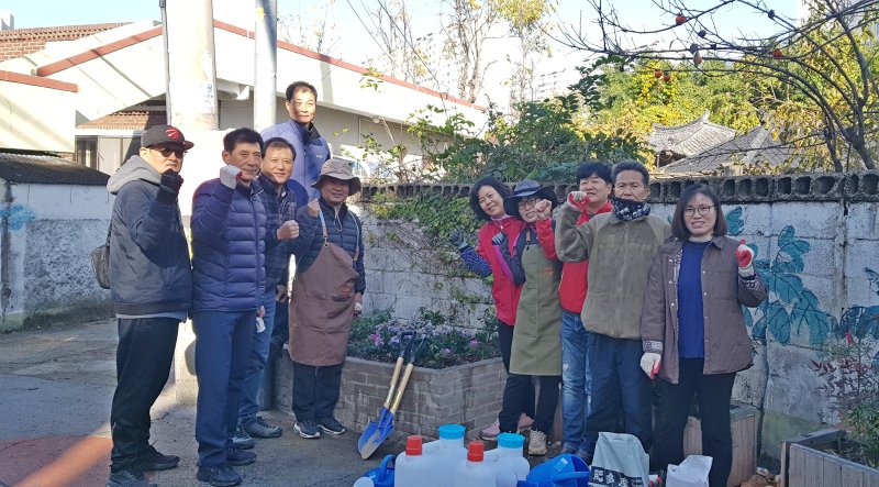 19일 울산 북구퇴직자지원센터의 정년 퇴직자 8명이 농소2동 불법쓰레기 투기 지역에 손바닥정원을 조성했다.(울산 북구 제공)