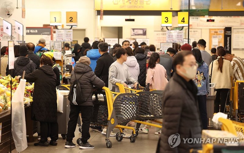 대형마트 의무휴업일 변경에 따른 서초구·동대문구 상권의 변화를 분석한 결과 해당 자치구 인근 반경 1㎞ 내 상권과 전통시장의 매출액과 유동인구가 모두 증가한 것으로 나타났다. 서울의 한 대형마트를 찾은 시민들이 장을 보고 있다. 연합뉴스