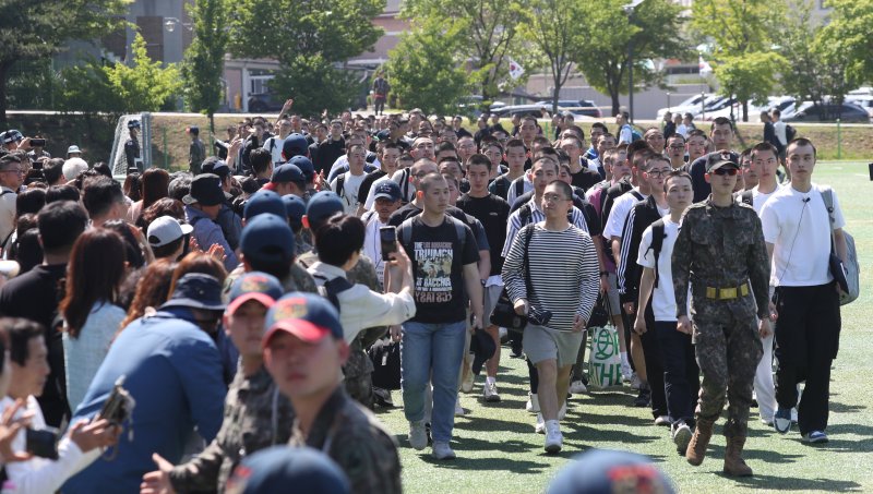 14일 오후 경기 용인시 포곡읍 소재 육군 제55보병사단 사령부에서 열린 24-7기 신병 입영식에서 입영 장정들이 입영식을 마치고 신병교육대로 이동하고 있다. 2024.5.14/뉴스1 ⓒ News1 김영운 기자