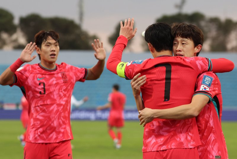 [암만(요르단)=뉴시스] 이영환 기자 = 19일 오후(현지시각) 요르단 암만 국제 경기장에서 열린 2026 국제축구연맹(FIFA) 북중미 월드컵 아시아 3차 예선 B조 6차전 한국과 팔레스타인의 경기 전반전, 한국 손흥민이 동점골을 넣고 이재성, 이명재와 기뻐하고 있다. 2024.11.19. 20hwan@newsis.com