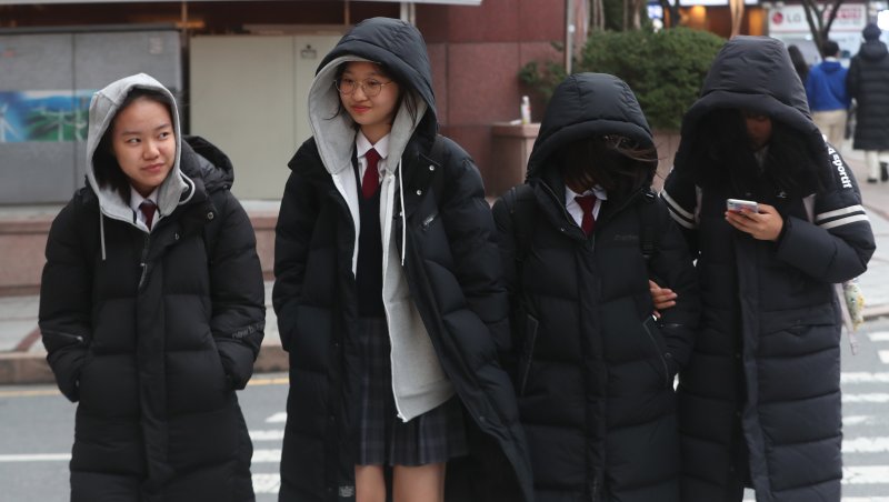 20일 대전·충남은 대부분 지역에 아침 기온이 0도 내외를 기록해 추울 것으로 예보됐다. 대전 서구 한 횡단보도에서 학생들이 몸을 잔뜩 움츠린 채 걷고 있다. /뉴스1 ⓒ News1