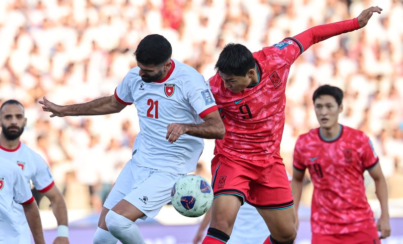 10일(현지시간) 요르단 암만 국제경기장에서 열린 2026 국제축구연맹(FIFA) 북중미 월드컵 아시아 3차 예선 B조 3차전 대한민국과 요르단의 경기, 대한민국 주민규가 헤딩슛을 시도하고 있다. 2024.10.10/뉴스1 ⓒ News1 김도우 기자