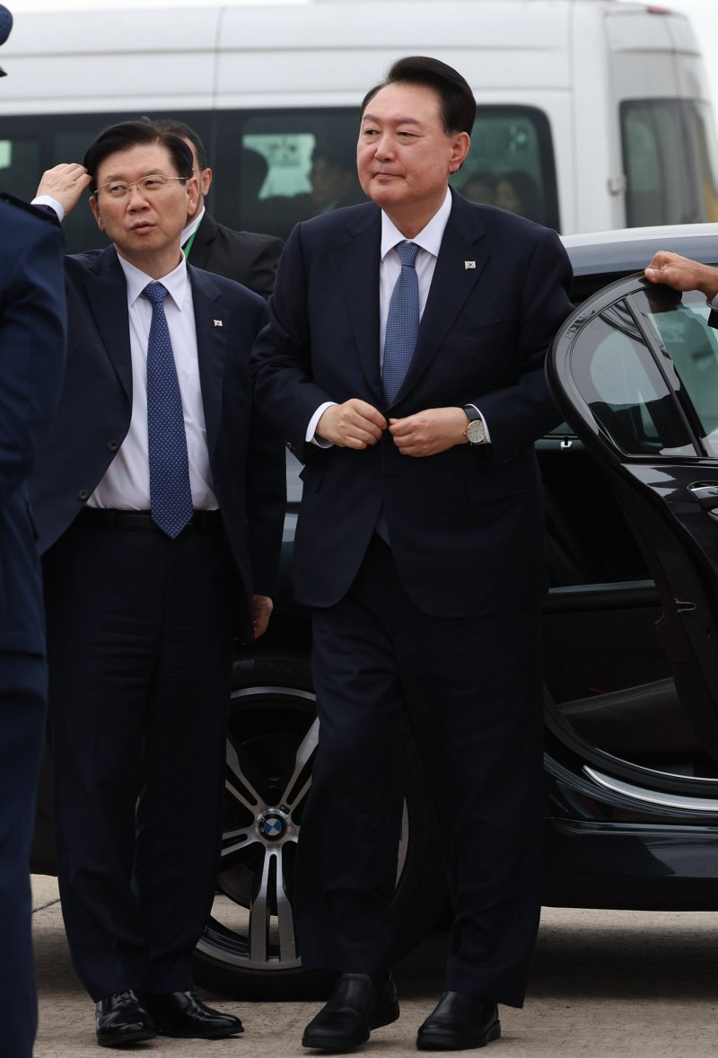 [리우데자네이루=뉴시스] 조수정 기자 = APEC 정상회의와 G20 정상회의 일정을 마치고 귀국하는 윤석열 대통령이 19일(현지시각) 브라질 리우데자네이루 갈레앙 공군기지에 도착해 공군 1호기로 향하고 있다. 2024.11.20. chocrystal@newsis.com