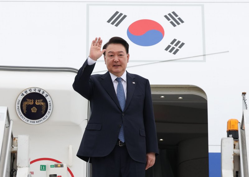 [리우데자네이루=뉴시스] 조수정 기자 = APEC 정상회의와 G20 정상회의 일정을 마치고 귀국하는 윤석열 대통령이 19일(현지시각) 브라질 리우데자네이루 갈레앙 공군기지에서 공군 1호기에 탑승하며 손 인사를 하고 있다. 2024.11.20. chocrystal@newsis.com