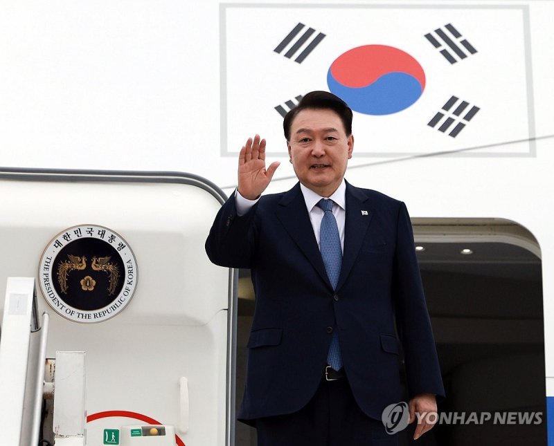 윤석열 대통령, APECㆍG20 마치고 귀국길 윤석열 대통령, APECㆍG20 마치고 귀국길 (리우데자네이루=연합뉴스) 홍해인 기자 = 윤석열 대통령이 20일(현지시간) 31차 아시아태평양경제협력체(APEC) 및 19차 주요 20개국(G20) 정상회의 일정을 마치고 브라질 리우데자네이루 갈레앙 공군기지에서 귀국하며 공군 1호기 올라 인사하고 있다. 2024.11.20 hihong@yna.co.kr (끝)