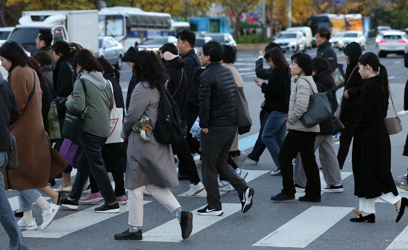 지난 18일 오전 서울 세종대로 광화문사거리에서 두터운 옷차림을 한 시민들이 발걸음을 옮기고 있다. (뉴스1 DB)