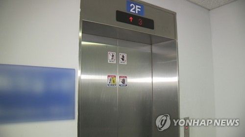 "왜 엘리베이터 안 잡아줘?" 택배기사 때린 70대女의 결말