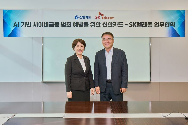 이규식 SKT AI Contact사업 담당(오른쪽)과 진미경 신한카드 고객 최고 책임자가 협약서에 서명하고 기념촬영을 하고 있다. SKT 제공