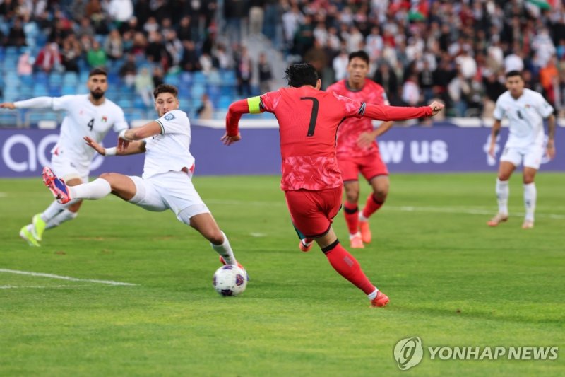 19일 오후(현지시간) 요르단 암만 국제경기장에서 열린 2026 북중미 월드컵 아시아 3차 예선 B조 한국과 팔레스타인의 경기에서 손흥민이 동점골을 넣고 있다. 연합뉴스