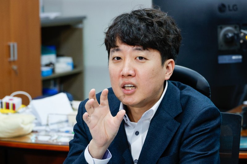 이준석 개혁신당 의원이 15일 서울 여의도 국회의원회관에서 2022년 6월 지방선거를 앞두고 윤석열 대통령과 부인 김건희 여사가 포항시장 공천 과정에 개입했다는 의혹과 관련 취재진 질의에 답하고 있다. 2024.11.15/뉴스1 ⓒ News1 안은나 기자