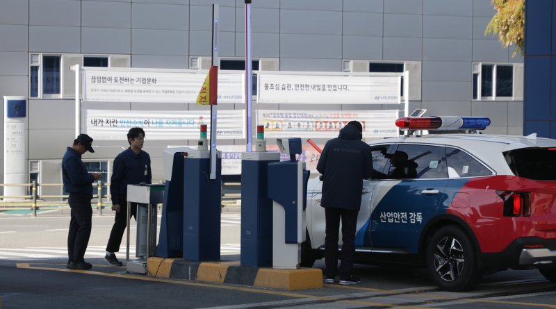 고용노동부 차량이 20일 오전 울산 북구 현대자동차 울산공장 안으로 들어가고 있다. 전날 발생한 현대자동차 연구원 3명 질식사한 사고의 정확한 원인을 규명하기 위해 국립과학수사연구원, 고용노동부, 안전관리공단 등 관계기관이 합동감식이 이날 오전 10시 30분부터 진행 중이다. 뉴스1