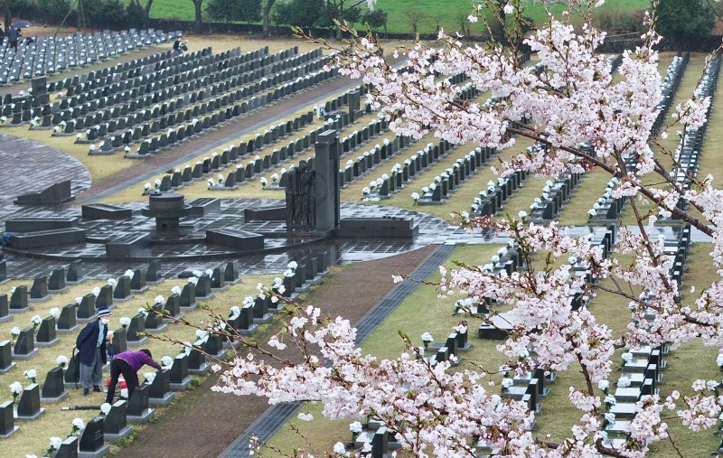[제주=뉴시스] 우장호 기자 = 제76주년 4·3희생자 추념일인 3일 오전 제주시 봉개동 제주4·3평화공원 행방불명인 묘역에서 유족들이 희생자의 넋을 기리고 있다. (사진=제주도사진기자회) 2024.04.03. woo1223@newsis.com