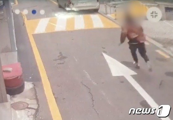 선수 경력이 과장됐다..일면식 없는 女 '사커킥' 날린 40대의 항변