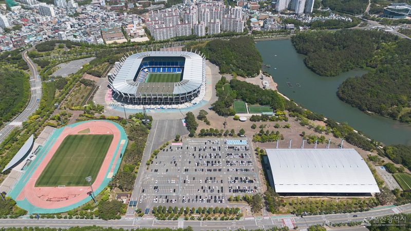 울산체육공원. 울산시 도시계획위원회가 20일 울산체육공원 내 그린벨트 구역 93만㎡를 해제되면서 국제 규격의 카누슬라럼과 유스호스텔이 신축되고 야구장과 테니스장, 주차장 시설이 확대될 예정이다. 울산시 제공