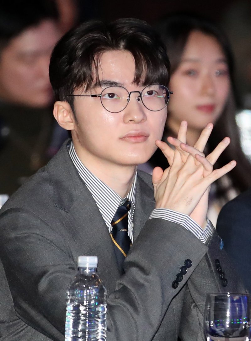 [서울=뉴시스] 정부청사 사진기자단 = 프로게이머 페이커 이상혁이 20일 서울 중구 소공동 웨스틴 조선호텔에서 외교부 주최로 열린 '2024 글로벌 혁신을 위한 미래대화'에 참석해 자리하고 있다. 이 행사는 공공외교 분야 의제를 발굴하기 위해 외교부 주최로 2020년부터 매년 개최해 온 대중과의 소통 포럼이다. 2024.11.20. photo@newsis.com