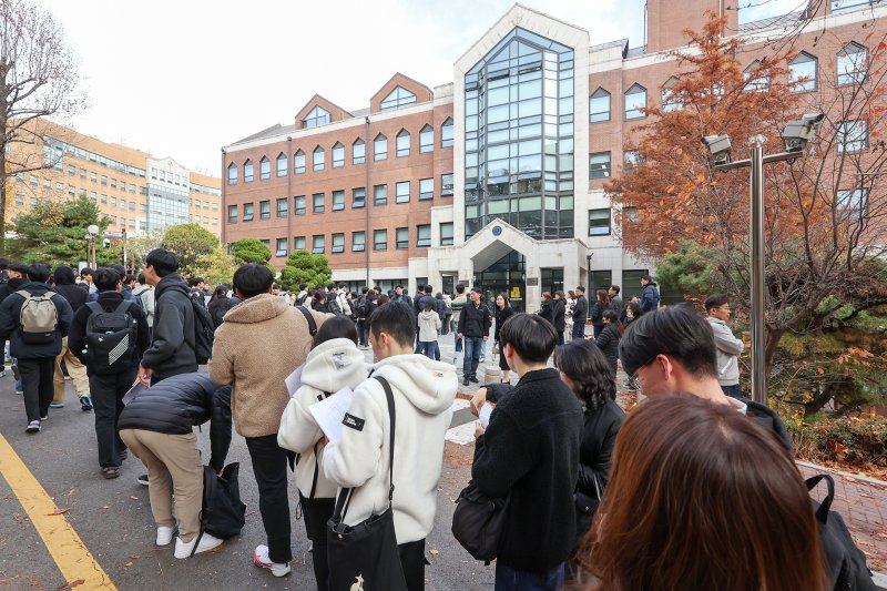 문제 사전유출 의혹을 산 연세대 수시모집 자연논술 시험에 대해 법원이 연세대의 이의신청을 기각하고 가처분 인용을 유지했다. 지난 17일 오후 서울 서대문구 연세대학교에서 열린 '2025학년도 수시모집 학생부종합전형(활동우수형) 자연계열 면접구술시험'에 응시한 수험생들이 고사장으로 입실하고 있다. 뉴스1