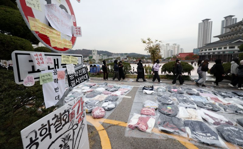 [서울=뉴시스] 김선웅 기자 = 20일 서울 성북구 동덕여자대학교에서 학생들이 남녀공학 전환 관련 내용을 논의하는 학생총회에 참석하는 옆으로 과 잠바가 놓여 있다. 2024.11.20. mangusta@newsis.com /사진=뉴시스