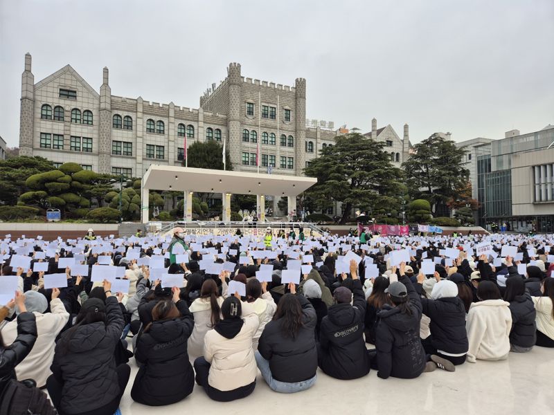 20일 서울 성북구 동덕여대 월곡캠퍼스에서 진행된 학생총회 '공학 전환' 찬반 투표에서 재학생들이 반대표를 들어 보이고 있다. 사진=장유하 기자