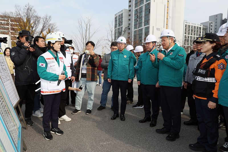 이상민 행정안전부 장관이 20일 오후 전북 전주시에서 실시한 레디 코리아 4차 훈련에 참가하여 아파트 전기차 화재 범정부 대응체계 등 현장 상황을 점검하고 있다. 제공=행정안전부