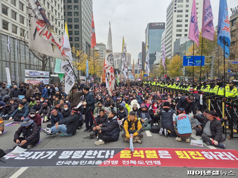 20일 오후 서울 중구 세종대로에서 농민단체들과 민주노총이 "제2차 윤석열 정권 퇴진 총궐기대회'를 열고 있다. 사진=김동규 기자