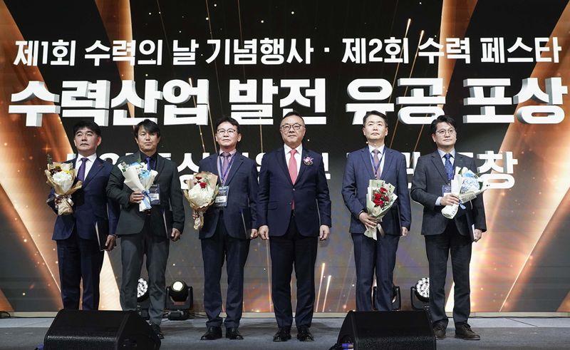 전상익 효성중공업 상무(오른쪽에서 두번째)가 20일 수력산업 발전 공로 산업통상자원부 장관 표창을 수상하고 기념촬영을 하고 있다. 효성중공업 제공