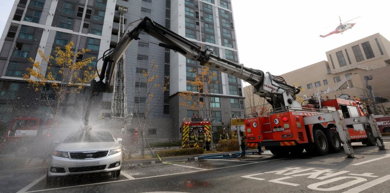 20일 전주시 덕진구 팔복LH아파트 및 더 메이호텔에서 행정안전부를 비롯한 전북소방본부, LH 등 유관기관이 참여한 합동 전기차 화재 대응 제4차 READY Korea 훈련에서 소방대원들이 EV-드릴랜스(관통형 배터리 직접 주수장치) 장비를 사용하여 전기차 화재를 진압하고 있다. 2024.11.20/뉴스1 ⓒ News1 김기남 기자