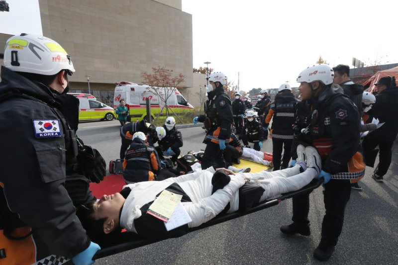 20일 전주시 덕진구 팔복LH아파트 및 더 메이호텔에서 행정안전부를 비롯한 전북소방본부, LH 등이 참여한 가운데 열린 유관기관합동 전기차 화재 대응 제4차 READY Korea 훈련에서 현장응급의료소 의료진이 부상자를 이송하고 있다. 2024.11.20/뉴스1 ⓒ News1 김기남 기자