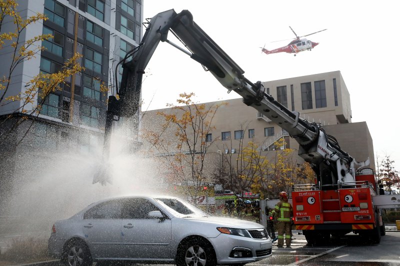 20일 전주시 덕진구 팔복LH아파트 및 더 메이호텔에서 행정안전부를 비롯한 전북소방본부, LH 등이 참여한 가운데 열린 유관기관합동 전기차 화재 대응 제4차 READY Korea 훈련에서 EV-드릴랜스(관통형 배터리 직접 주수장치)를 이용하여 전기차 화재를 진압하고 있다. 2024.11.20/뉴스1 ⓒ News1 김기남 기자