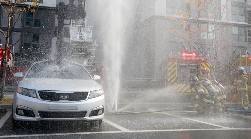 20일 전주시 덕진구 팔복LH아파트 및 더 메이호텔에서 행정안전부를 비롯한 전북소방본부, LH 등 유관기관이 참여한 합동 전기차 화재 대응 제4차 READY Korea 훈련에서 소방대원들이 EV-드릴랜스(관통형 배터리 직접 주수장치) 장비를 사용하여 전기차 화재를 진압하고 있다. 2024.11.20/뉴스1 ⓒ News1 김기남 기자