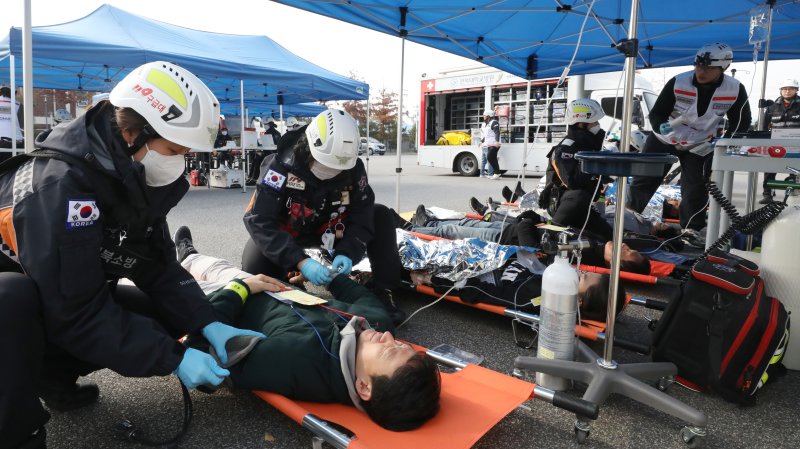 20일 전주시 덕진구 팔복LH아파트 및 더 메이호텔에서 행정안전부를 비롯한 전북소방본부, LH 등이 참여한 가운데 열린 유관기관합동 전기차 화재 대응 제4차 READY Korea 훈련에서 현장응급의료소 의료진이 부상자를 치료하고 있다. 2024.11.