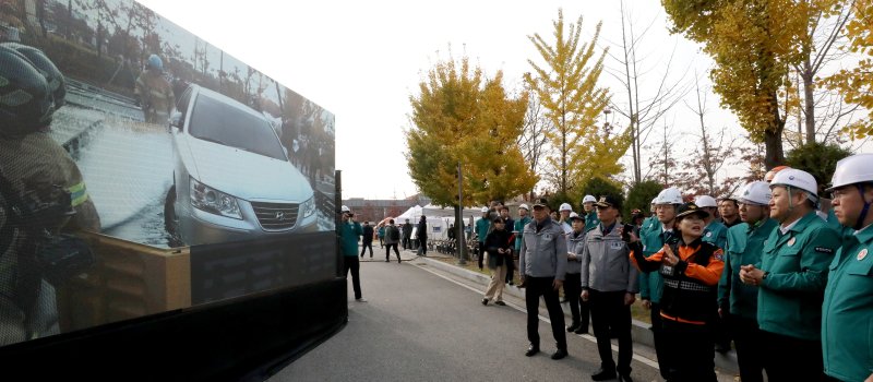 20일 전주시 덕진구 팔복LH아파트 및 더 메이호텔에서 행정안전부를 비롯한 전북소방본부, LH 등이 참여한 유관기관 합동 전기차 화재 대응 제4차 READY Korea 훈련에서 이오숙 전북소방본부장이 이상민 행안부 장관에게 화재진압 상황을 설명하고 있다. 2024,11,20/뉴스1 ⓒ News1 김기남 기자