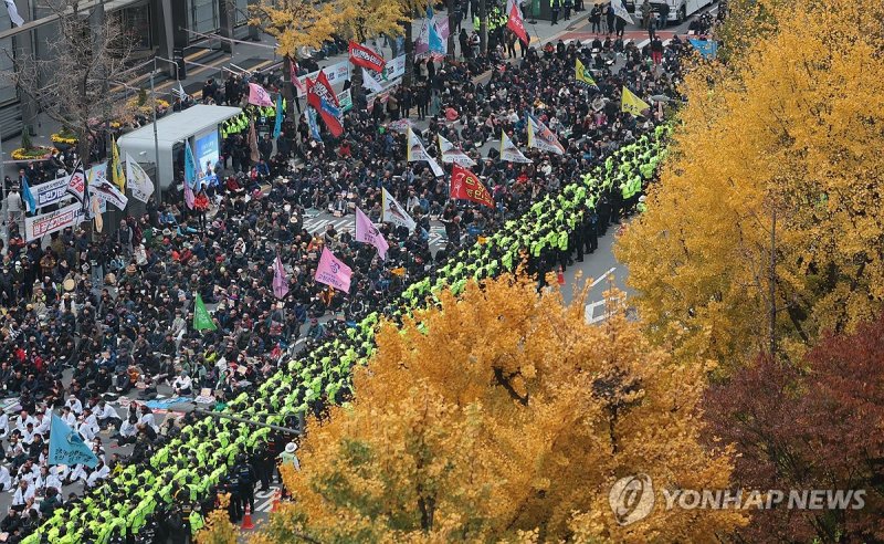 평일 도심 집회에 지하철 준법투쟁 겹쳐…혼란한 서울 퇴근길