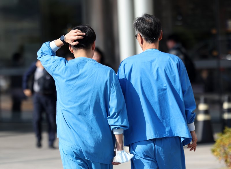 [서울=뉴시스] 김명년 기자 = 여야의정 협의체가 출범한 11일 오전 서울시내 한 대학병원에서 의료진이 이동하고 있다. 2024.11.11. kmn@newsis.com