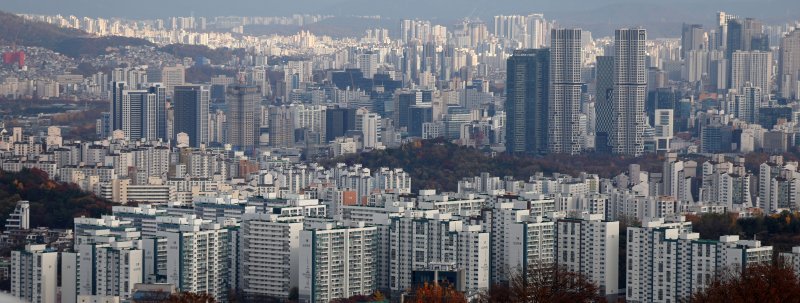 [서울=뉴시스] 김선웅 기자 = 서울 아파트 가격이 큰 폭으로 오르면서 내년 강남권 아파트 보유세가 올해보다 20~30% 상승할 것으로 전망된다. 19일 한국부동산원에 따르면 올해 9월까지 서울 아파트 실거래가 지수는 8.1% 올랐다. 9월 지수가 하락했고 12월까지 하락세가 이어져도 작년보다 아파트 공시가격이 올라 보유세는 상승분 만큼 높아질 수 있다. 19일 서울 시내 아파트단지의 모습. 2024.11.19. mangusta@newsis.com